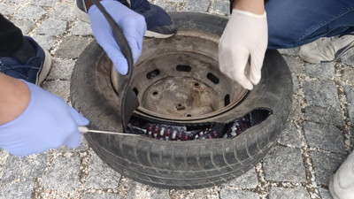 Araç yedek lastiğine saklanmış bin 386 hap ele geçirildi