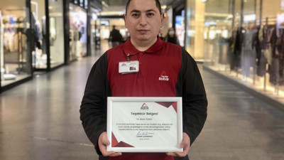 Böyle insanlar kaldı mı? Tuvalette bulduğu para dolu çantayı bakın ne yaptı…