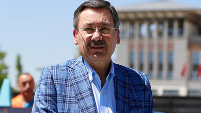 Melih Gökçek tehdit etti. Mansur Yavaş, Murat Ağırel'in iki kitabını gösterdi