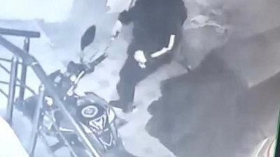 Hırsıza kilit dayanmadı o anları güvenlik kamerası kaydetti