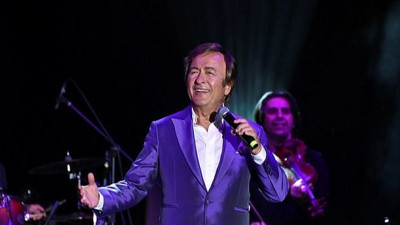 Erol Evgin yeni yaşını sahnede kutladı. Erol Evgin: ''Mısırdaki Sfenks bile beni tanıdı''