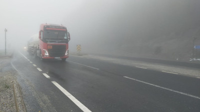 Bolu Dağı'nda göz gözü görmüyor. Yoğun sis sürücülere zor anlar yaşatıyor