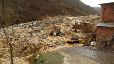 Trabzon'da çamur afeti. Binalar yıkıldı evler çamurla doldu