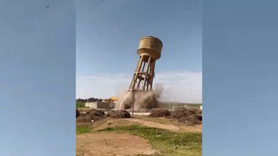 Şanlıurfa'daki 32 yıllık su deposu saniyeler içinde yıkıldı
