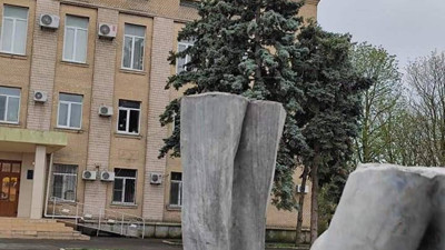 Rusya, Ukrayna'da ele geçirdiği bölgelerde kimin heykellerini dikiyor?