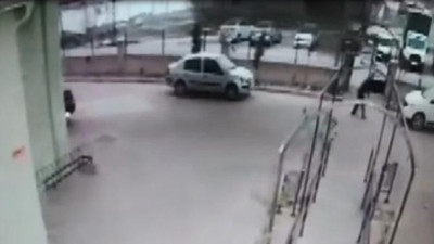 Kayseri'de şiddetli rüzgarda üzerine çatı düşen 1 kişi hayatını kaybetti; o anlar kamerada