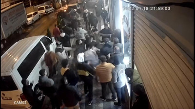 Cadde ortasında tekme yumruklar havada uçuştu! Kavga anı kamerada...