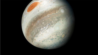 Jüpiter'in uydusu Europa'da su, yüzeye düşünülenden daha yakın olabilir