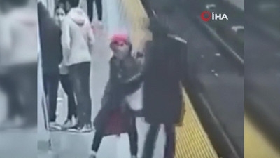 Metro istasyonunda bekleyen kadın raylara itildi