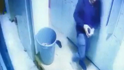 Beyoğlu’nda hamama giren turistin cüzdanı çalındı. Hırsızlık anı saniye saniye kameraya yansıdı