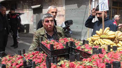 Ellerin kırılsın. Ne istedin bu garibandan. Trafik magandası seyyar satıcıyı tekme ve yumrukla dövdü