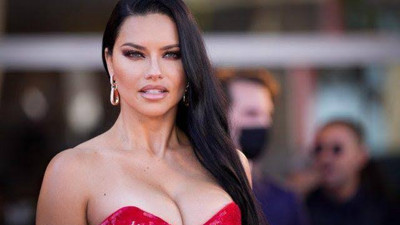 Adriana Lima karnı burnunda defileye çıktı