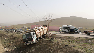 Van’da feci kaza! Yolcu minibüsü kamyona arkadan çarptı: 13 yaralı