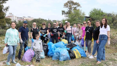 Kuzeyde savaşanlar güneyde bakın ne yapıyorlar Ruslar ve Ukraynalılar birlikte çöp topladı