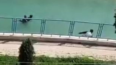 Azgın suya atladı çocuğun hayatını kurtardı