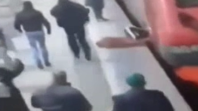 Metrodan inen kadının ayağı kapıya sıkıştı. Yerlerde sürüklendi