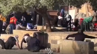 İsrail polisi sabah namazında Mescid-i Aksa'yı yine bastı