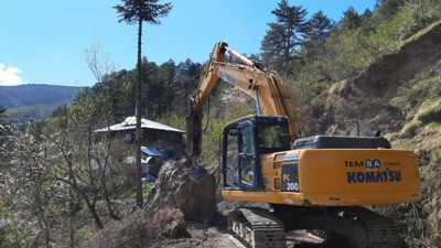 Heyelanın kapattığı yollar ulaşıma açıldı