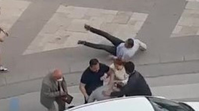 Yaya adam sürücüyü tek yumrukta yere serdi