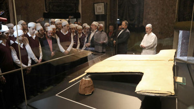 Hırka-i Şerif 2 yıl aradan sonra ziyarete açıldı, yüzlerce metre kuyruk oluştu!