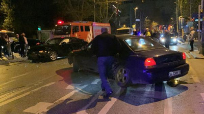 Kadıköy'de iki otomobil çarpıştı: 3 yaralı