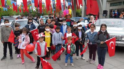 23 Nisan'da çocuklar Cumhuriyetin uzun yıllarına tanıklık eden klasik otomobillerle buluştu