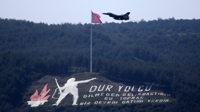 SOLOTÜRK 23 Nisan'da Çanakkale Şehitlerini selamladı