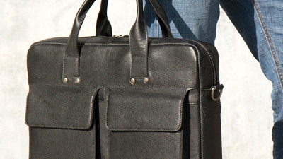 Uçakta unutmuştu. Çantasını bulabilmek için sunum hazırladı