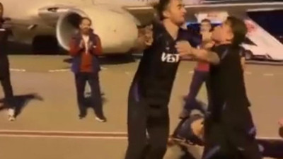 Trabzonsporlu futbolculardan havaalanında kolbastı şov! Galibiyet sonrası böyle coştular