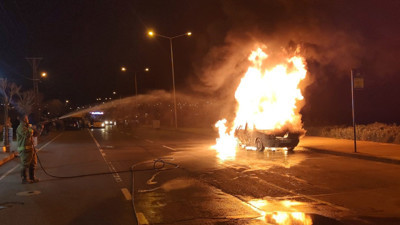 Arnavutköy'de park halindeki otomobil alev alev yandı