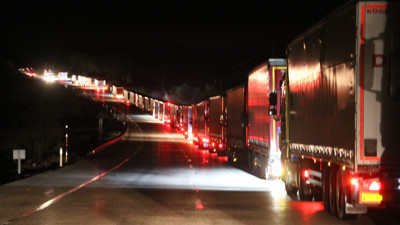 Türk tır şoförlerinin sınırda mülteci nöbeti. Kuyruğun ucu bucağı görünmüyor