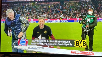 Thomas Müller eski arkadaşı Bastian Schweinsteiger'in üstüne alkol boşalttı! Canlı yayın sürprizi