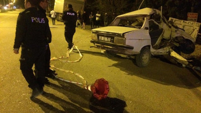 Işık ihlali yapan kamyon otomobili hurdaya çevirdi