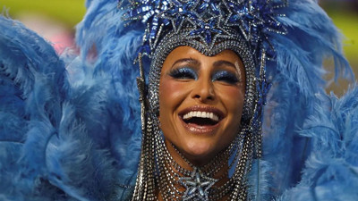 Rio Karnavalı, renkli kostümler içinde coşkuyla devam ediyor