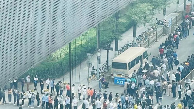 Çin'de yeniden korona paniği. Salgının sıfır noktasında market rafları bomboş kaldı