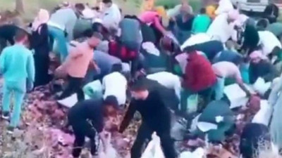 Kaza yapan şoför can çekişirken bayram şekerleri yağmalandı