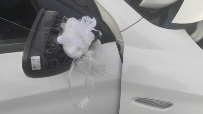 Otomobilin aynasından uyuşturucu çıktı