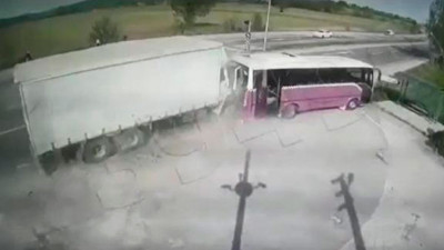 Kamyon, halk otobüsüne çarptı: 1 ölü, 10 yaralı