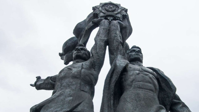 Ukrayna Rusya ile dostluk anıtını yıktı. 40 yıl önce birleşmenin anısına yapılmıştı