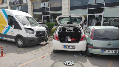 Ankara'da kargo minibüsü, 7 araca çarptı: 2 yaralı