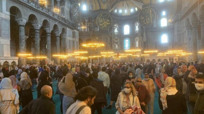 Ayasofya’da skandal. Amerikalı turistlerin ayakkabılarını çaldılar
