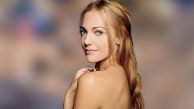 Meryem Uzerli, mini eteğiyle poz verdi.