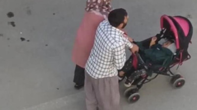 Bebek arabasındaki çocuklarıyla sokak sokak böyle dolaştılar. Dilencilerin yeni yöntemi ‘pes’ dedirtti