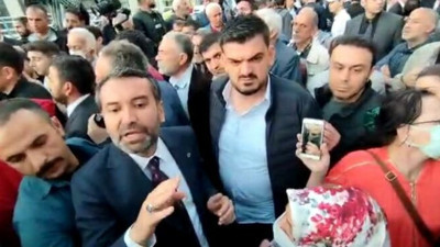 AKP'li Belediye Başkanı'nın depremzedeler ile dalga geçtiği anları kaydeden gazeteci darp edildi