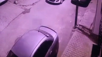 Hırsızlar kepengini açtıkları bakkalı soymaya çalıştı. Olayı fark eden mahalleli balkondan öyle bir şey fırlattı ki