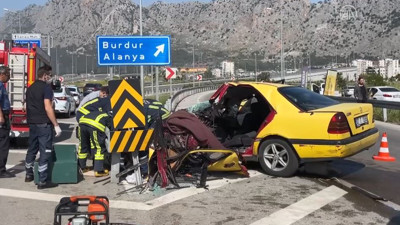 Bariyerlere çarpan taksi sürücüsü hayatını kaybetti