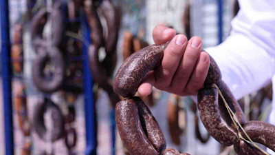 Atık yemeklerden köpek maması üretti