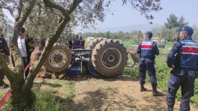 Tarla sürerken devrilen traktörün altında can verdi