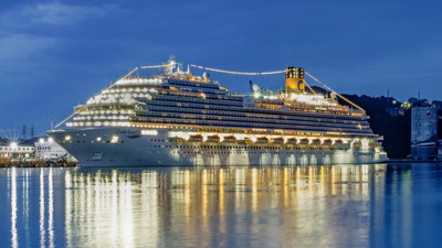 Türkiye limanlarına gelmiş en büyük yolcu gemisi