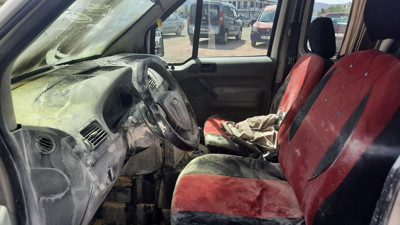 Park halindeki araç aniden yanmaya başladı